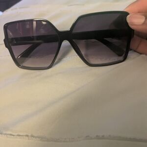 Fashion square frame sunglasses.